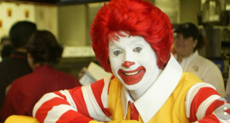 Este payaso también da mucho miedo, pero de otro tipo.